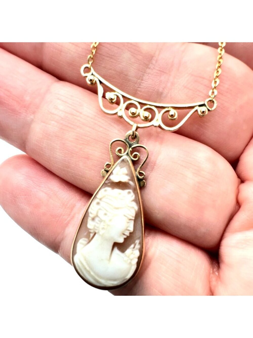 Antique Womens Necklace 18K Yellow Gold Cameo Pendant 4.6 Grams